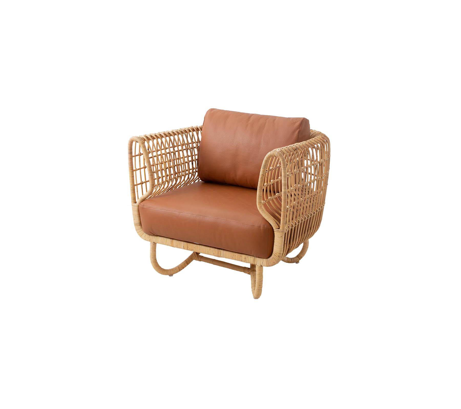 Stilig lenestol med rattanramme og brunt lærhodepute, som kombinerer komfort og moderne designelementer.