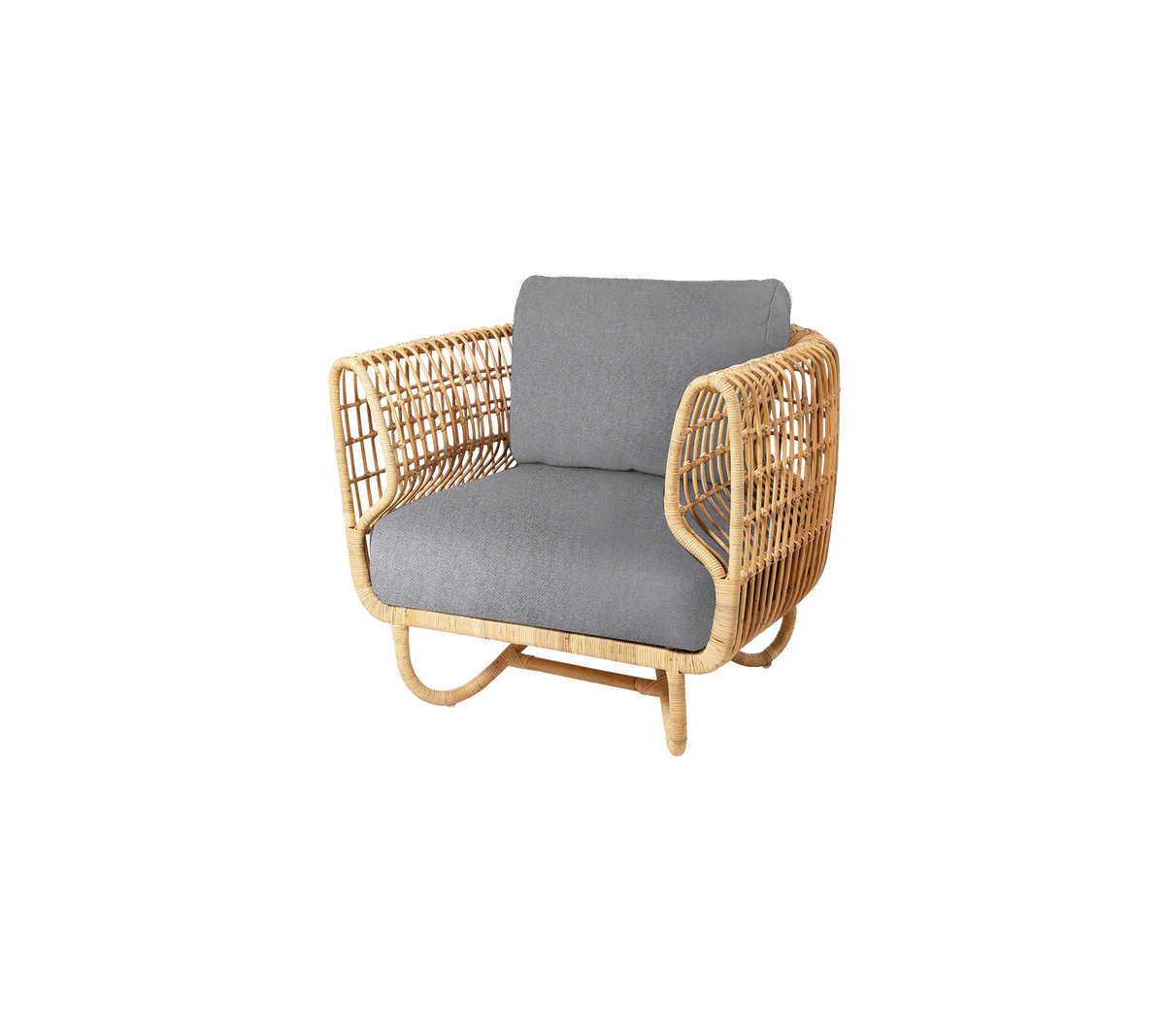 Naturlig vevd lenestol med polstret grå sete, med et elegant og moderne design perfekt for stilfull sitting.