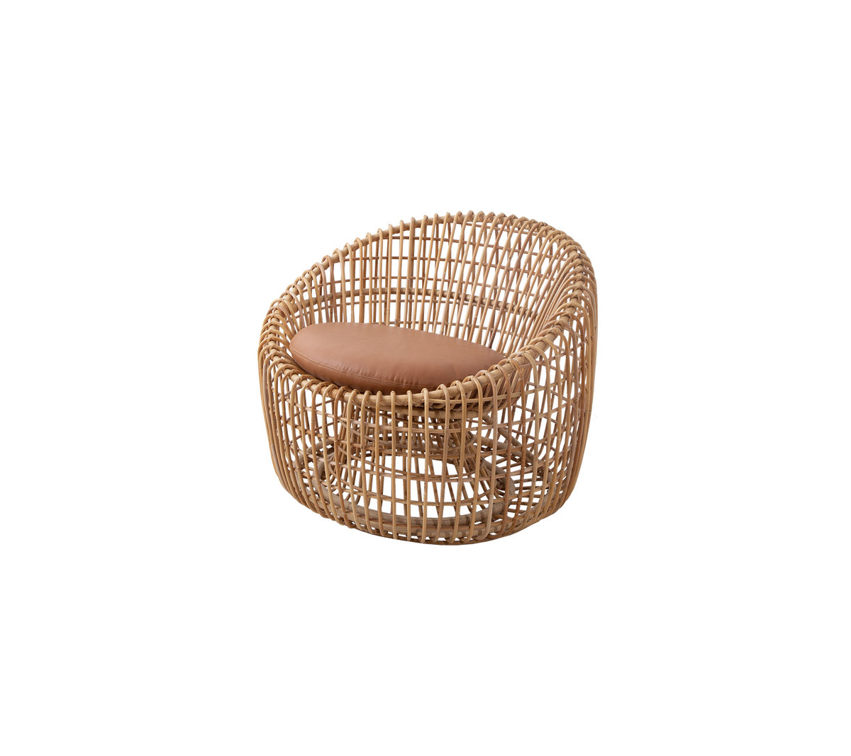 Vevd rattan stol med avrundet design og et brunt polstret sete, som gir en stilfull og komfortabel sittemulighet.