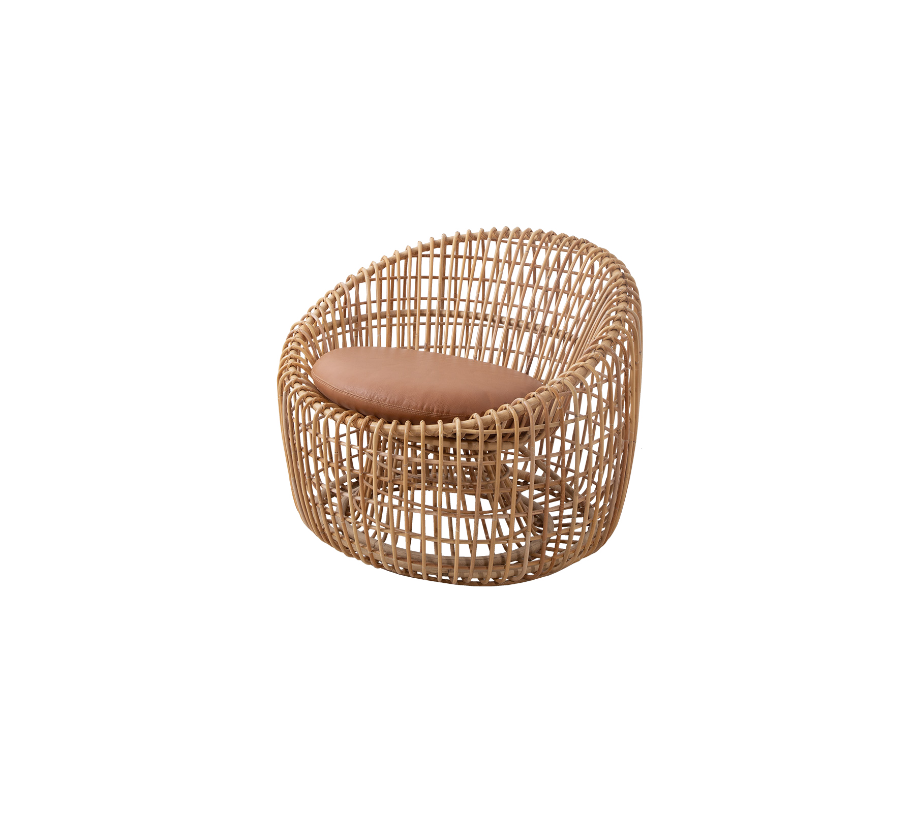 Vevd rattan stol med avrundet design og et brunt polstret sete, som gir en stilfull og komfortabel sittemulighet.