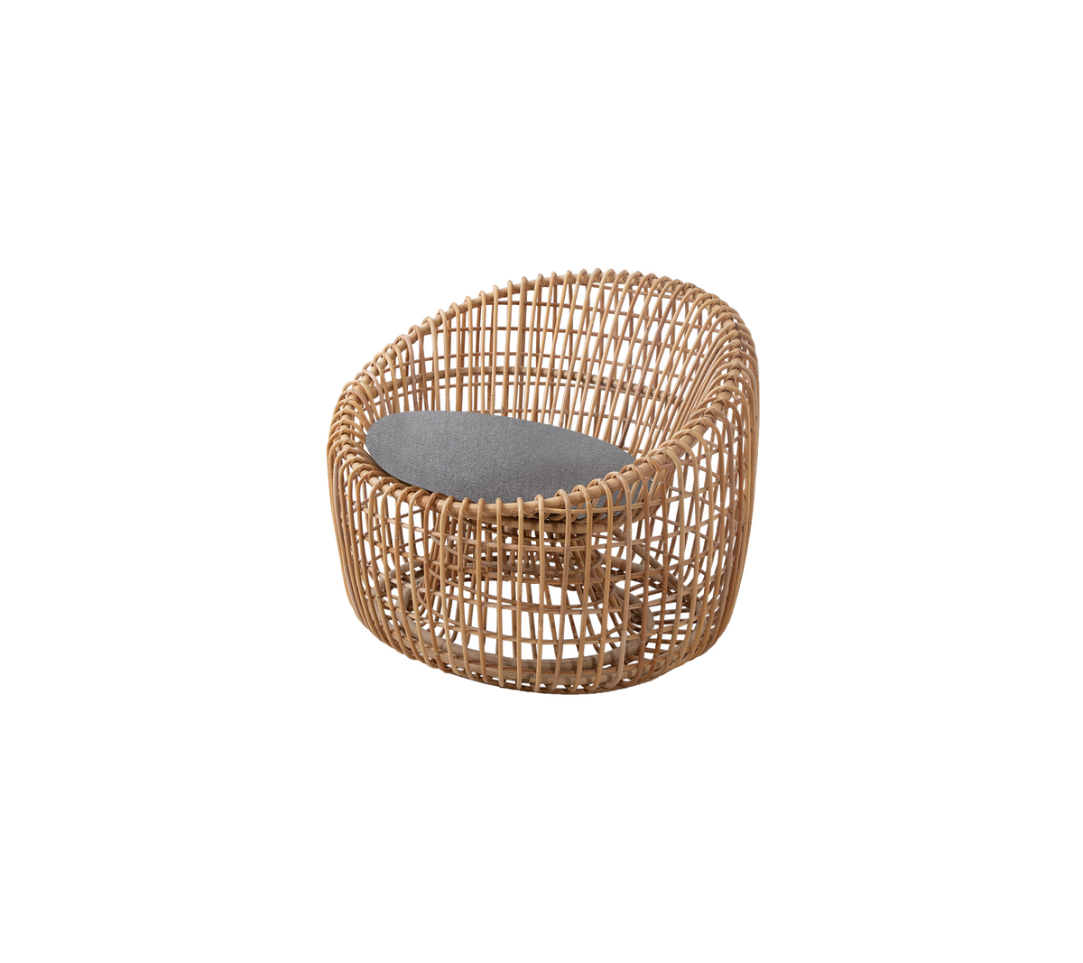 En rund kurvstol med polstret sete for komfort, designet med en naturlig finish og en moderne estetikk.