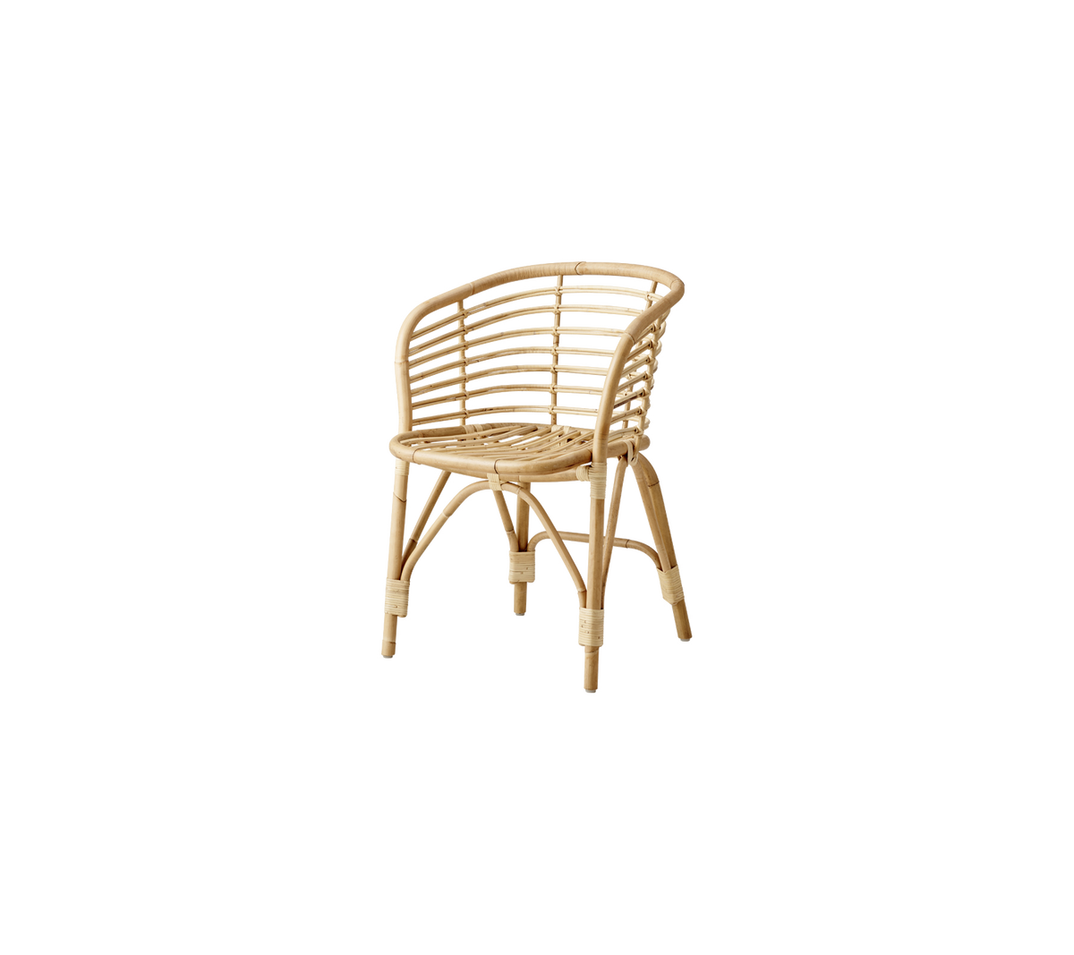 Naturlig rattan lenestol med buet design og vevde mønstre, som viser et lett, luftig utseende som passer til ulike omgivelser.
