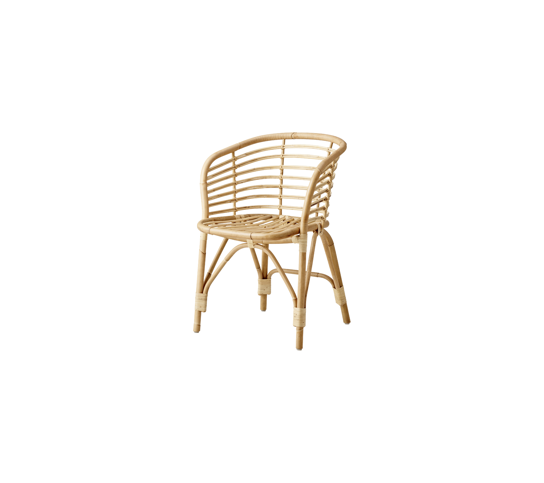Naturlig rattan lenestol med buet design og vevde mønstre, som viser et lett, luftig utseende som passer til ulike omgivelser.