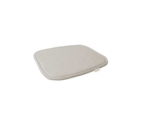 Lys grå polstret matte med en myk overflate og avrundede kanter, designet for komfort og støtte i ulike omgivelser.