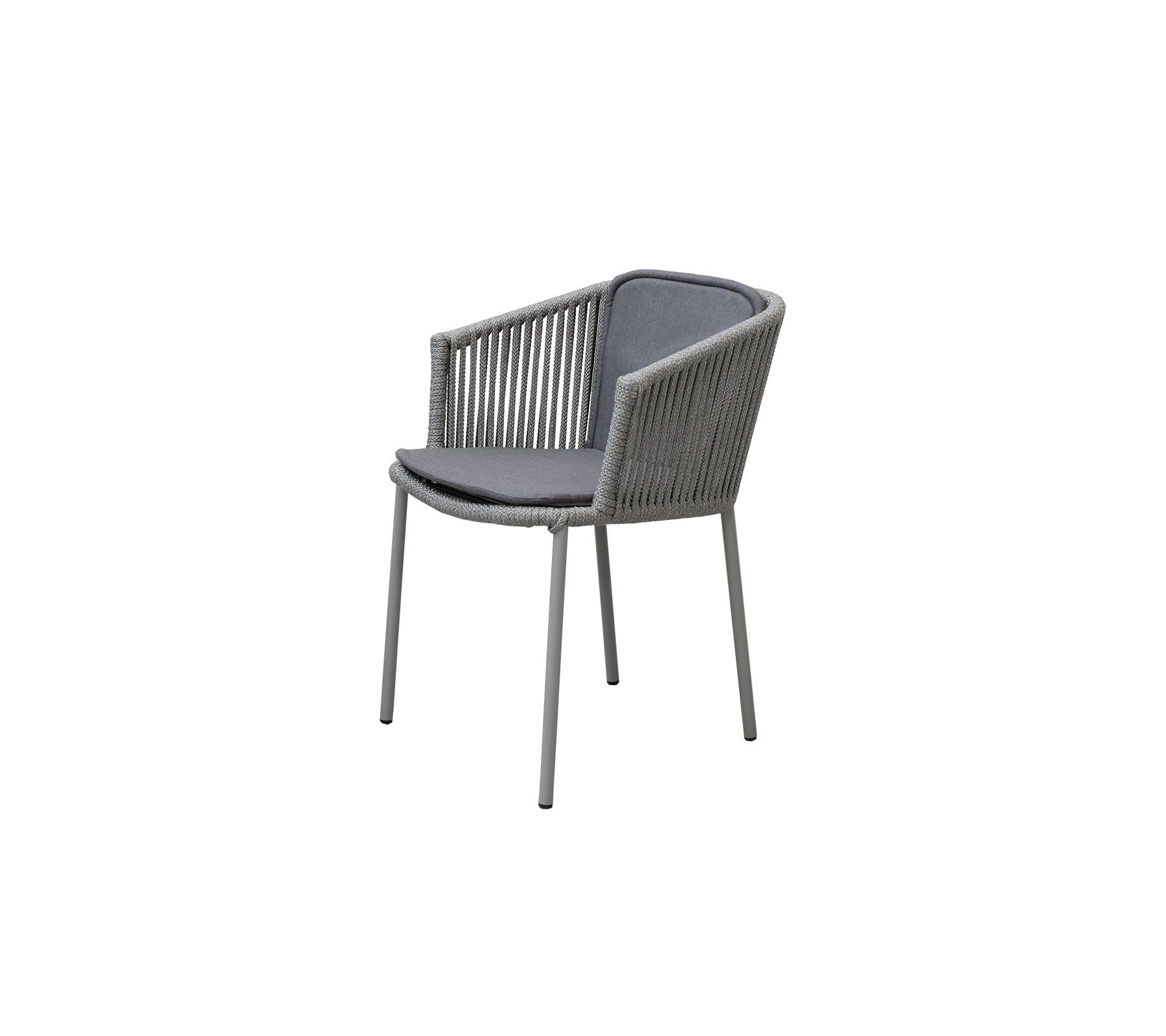 Stilig stol med moderne design som har vevde detaljer og et komfortabelt polstret sete i en nøytral farge.