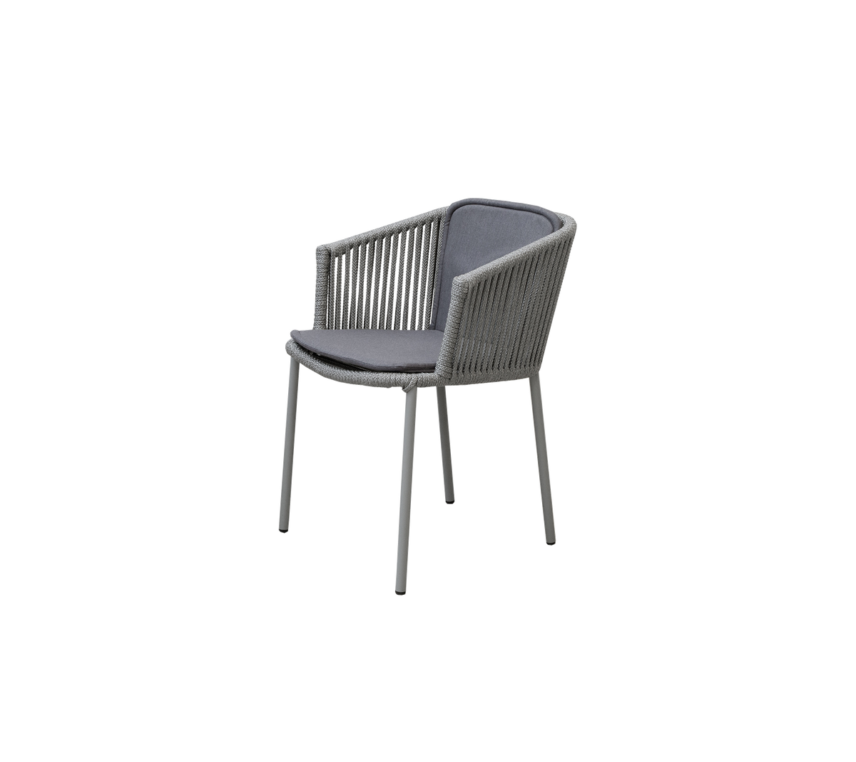 Stilig stol med moderne design som har vevde detaljer og et komfortabelt polstret sete i en nøytral farge.
