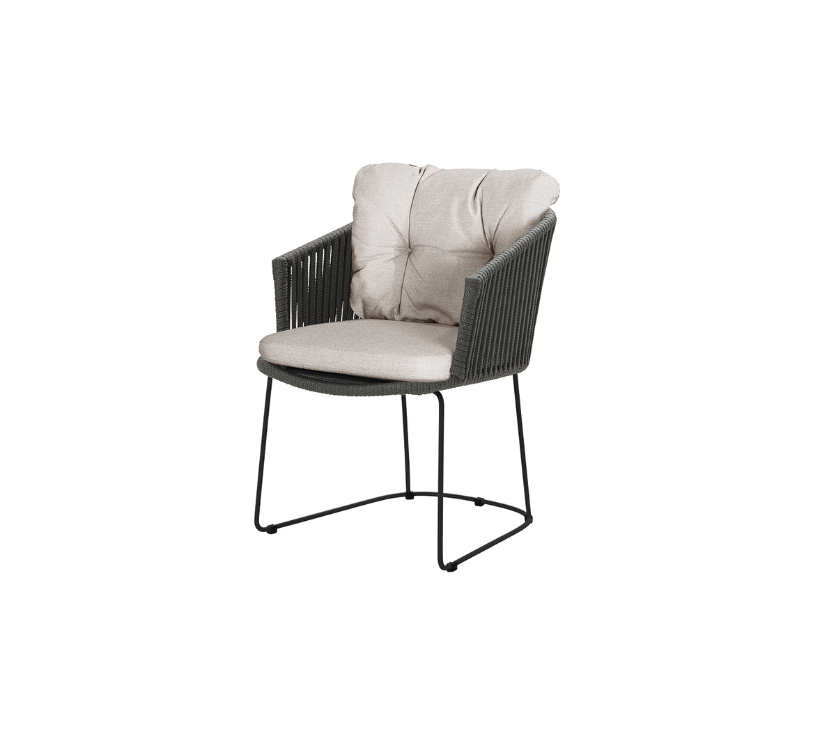 En komfortabel stol med et mykt, polstret sete og ryggstøtte, som har et stilrent vevd design og en solid ramme.