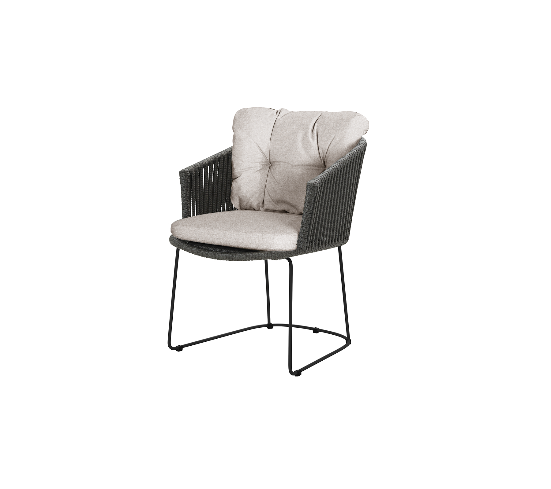 En komfortabel stol med et mykt, polstret sete og ryggstøtte, som har et stilrent vevd design og en solid ramme.