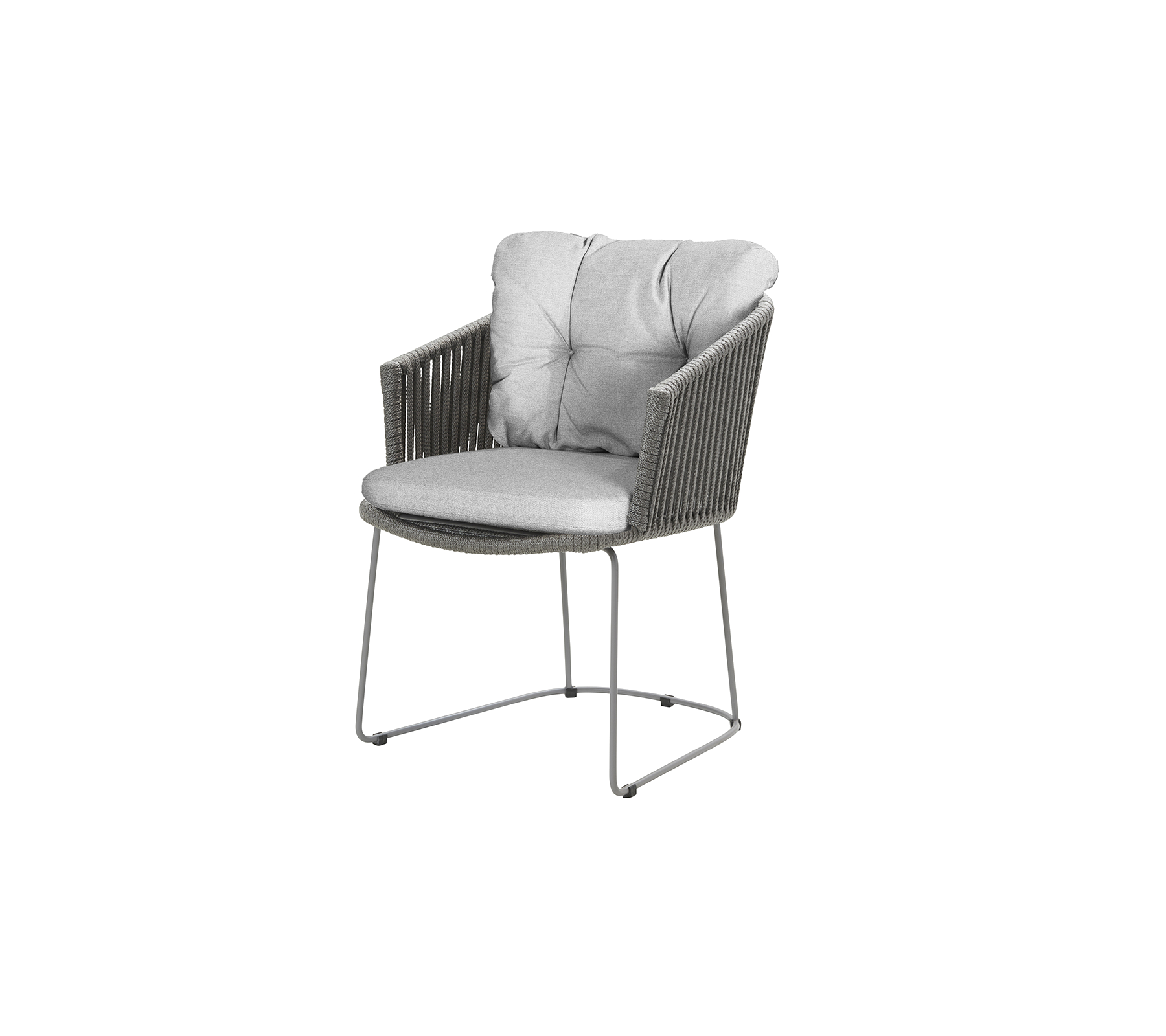 Stilig lenestol med en myk grå pute og et moderne design med vevde detaljer og en slank metallramme.