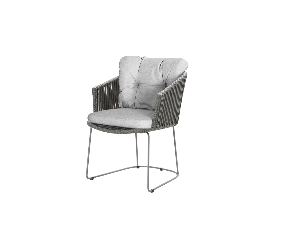 Stilig lenestol med en myk grå pute og et moderne design med vevde detaljer og en slank metallramme.