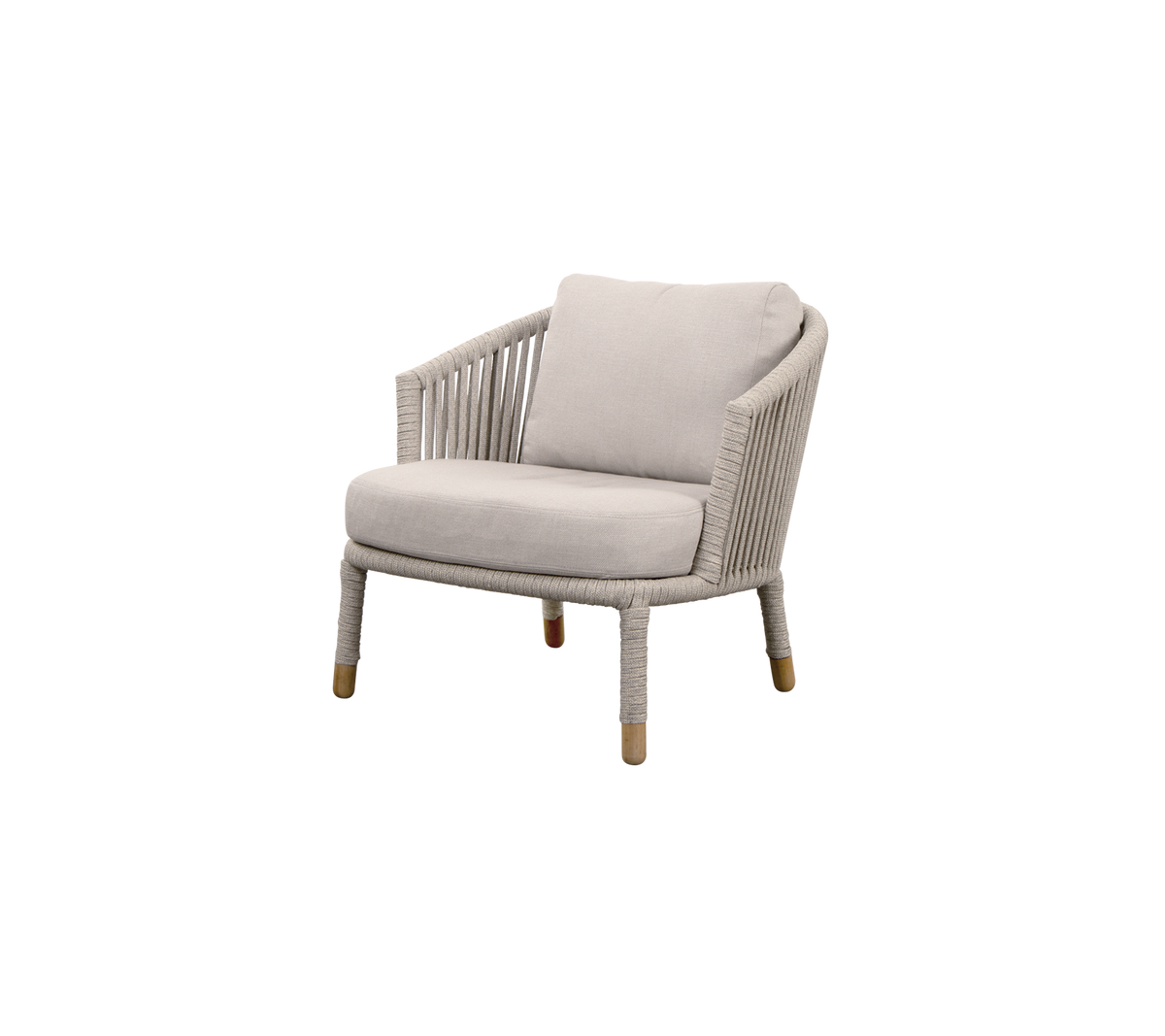Stilig stol med et komfortabelt pute, med et vevd design og robuste ben for et moderne utseende. Ideell for avslapning.