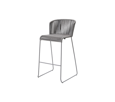 En stilfull, hevet stol med en slank metallramme og et moderne flettet setedesign i en nøytral tone, ideell for moderne rom.