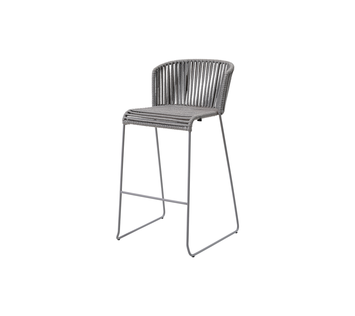 En stilfull, hevet stol med en slank metallramme og et moderne flettet setedesign i en nøytral tone, ideell for moderne rom.
