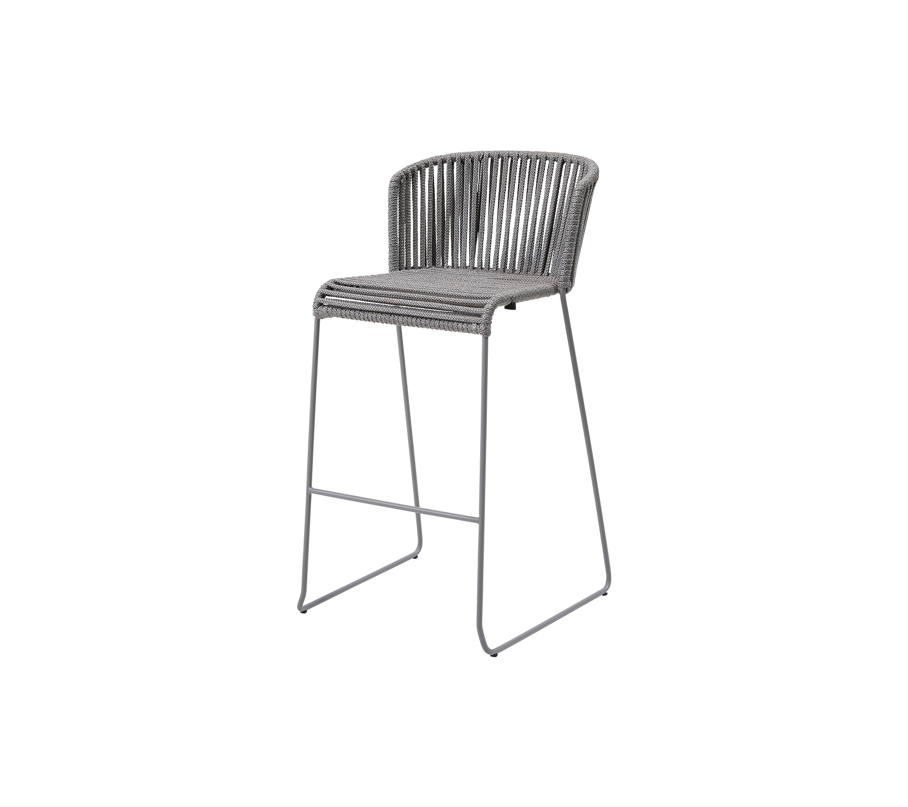 En stilfull, hevet stol med en slank metallramme og et moderne flettet setedesign i en nøytral tone, ideell for moderne rom.