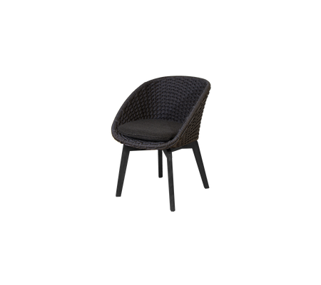 Stilfullt vevd stol med et komfortabelt sete, som har et slankt design og robuste ben i en mørk finish. Perfekt for moderne rom.