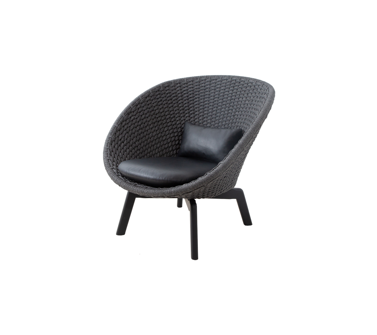 Stilig, avrundet lenestol med teksturert ytre og en glatt skinnpute, perfekt for moderne interiør.