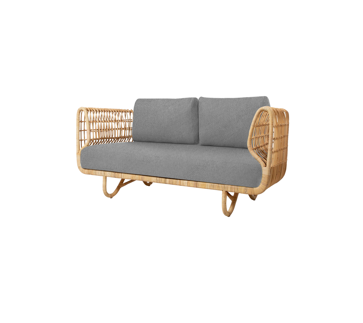 En stilfull toseter sofa med ramme av naturlig rattan og myke grå puter for komfortabel sitting.