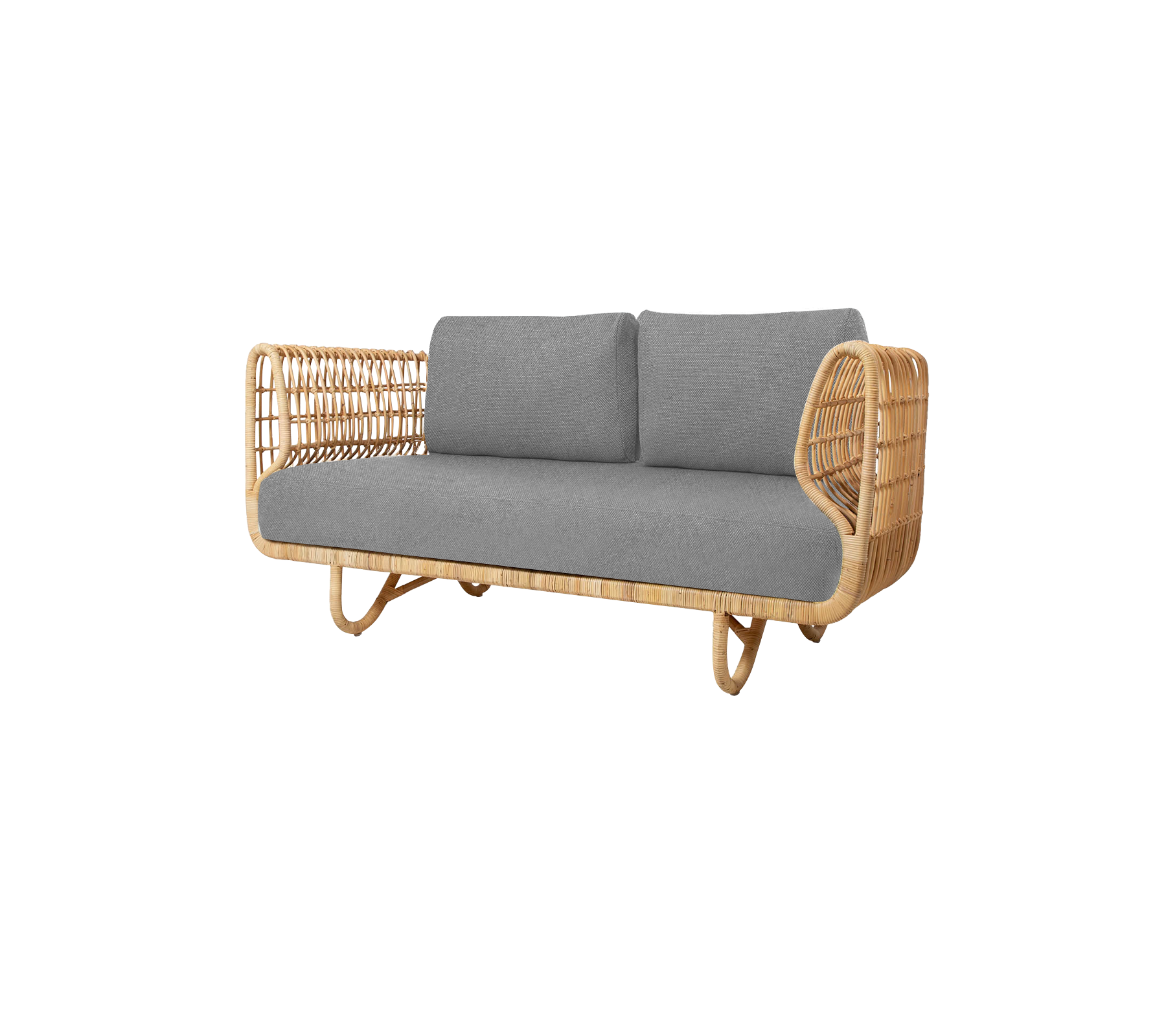 En stilfull toseter sofa med ramme av naturlig rattan og myke grå puter for komfortabel sitting.