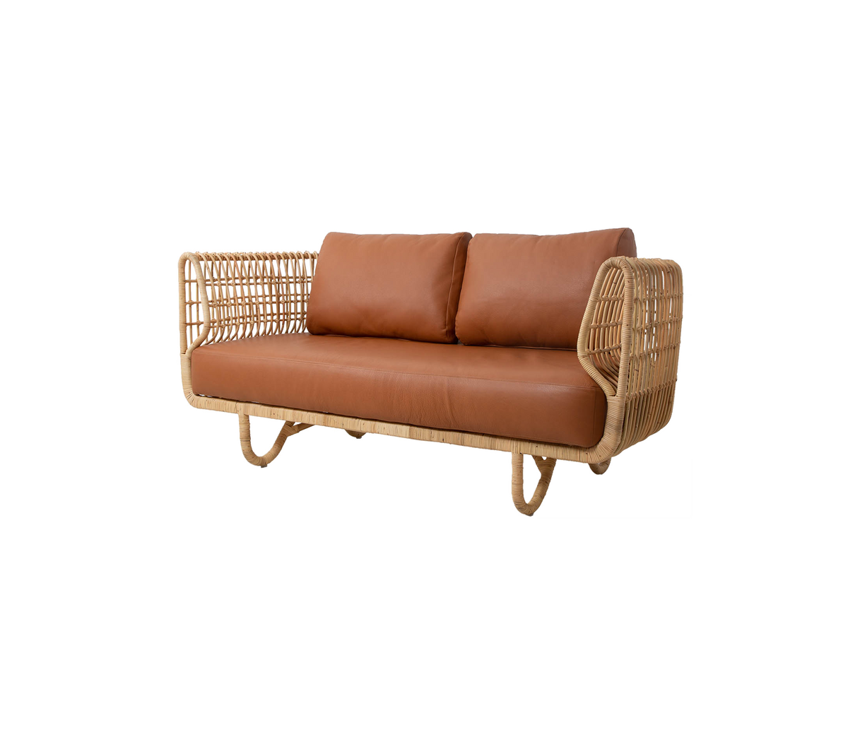 Stilig sofa med en naturlig vevd ramme og myke brune puter, perfekt for koselig sitteplasser.
