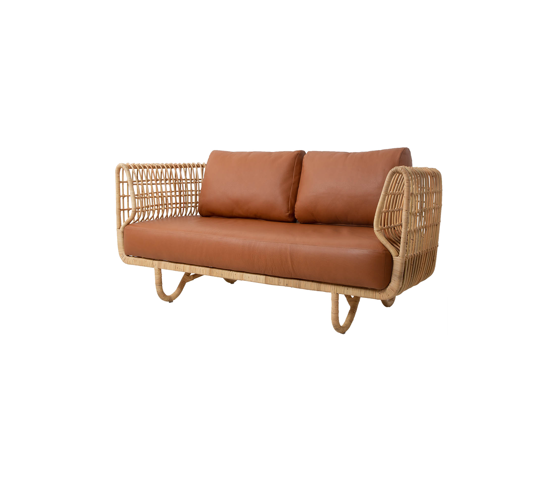Stilig sofa med en naturlig vevd ramme og myke brune puter, perfekt for koselig sitteplasser.
