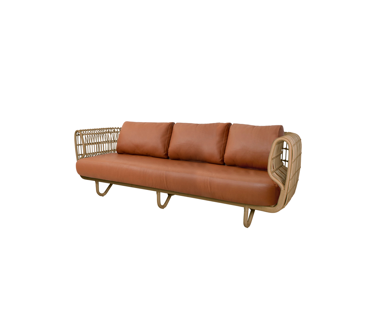 Elegant sofa for tre personer med rammeke av rattan og myke brune lærputer for en stilfull og komfortabel sitteopplevelse.