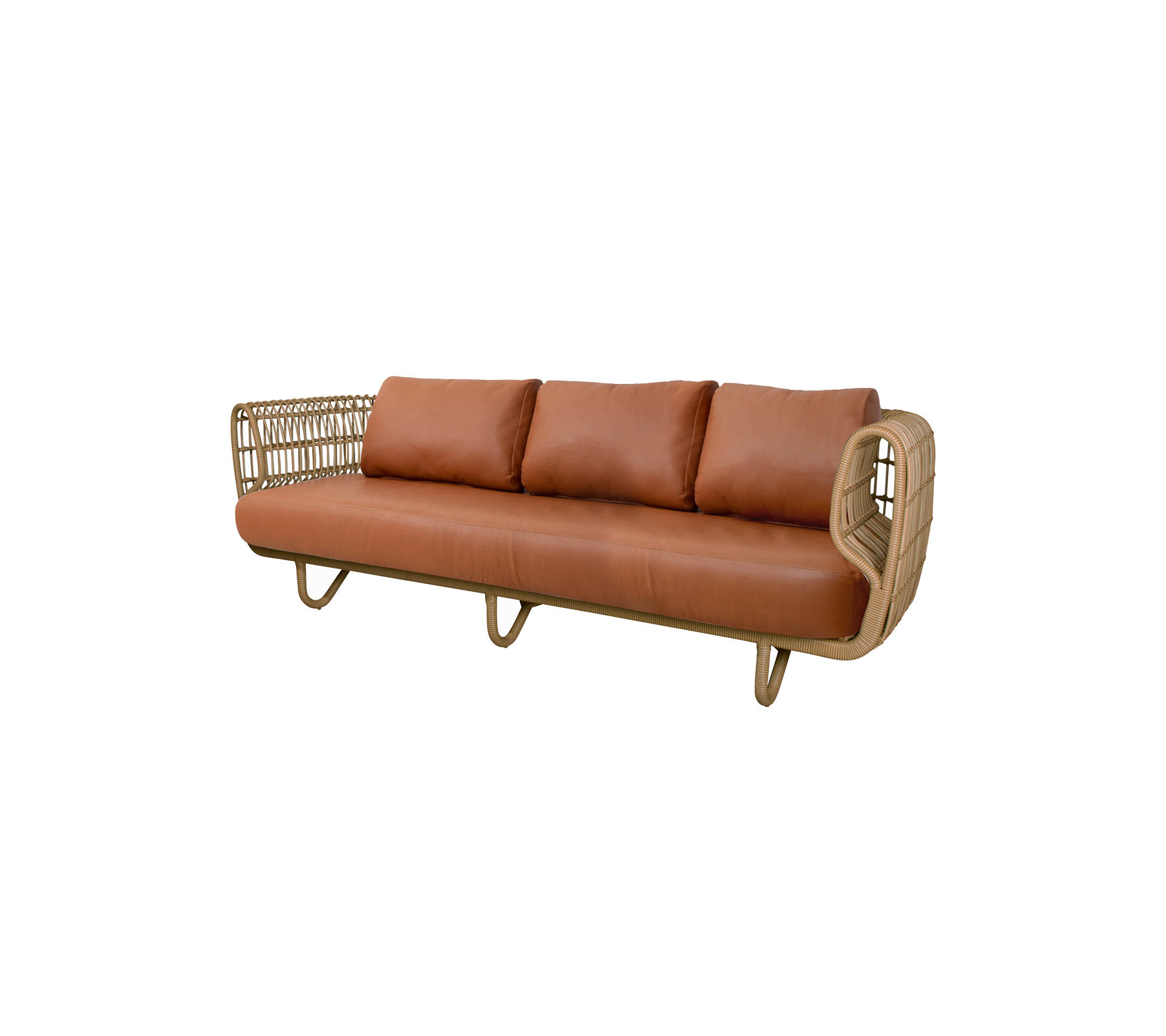 Elegant sofa for tre personer med rammeke av rattan og myke brune lærputer for en stilfull og komfortabel sitteopplevelse.