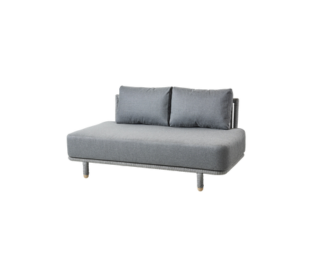 Grå sofa med to puter og trebena, designet for komfort og moderne innredning.