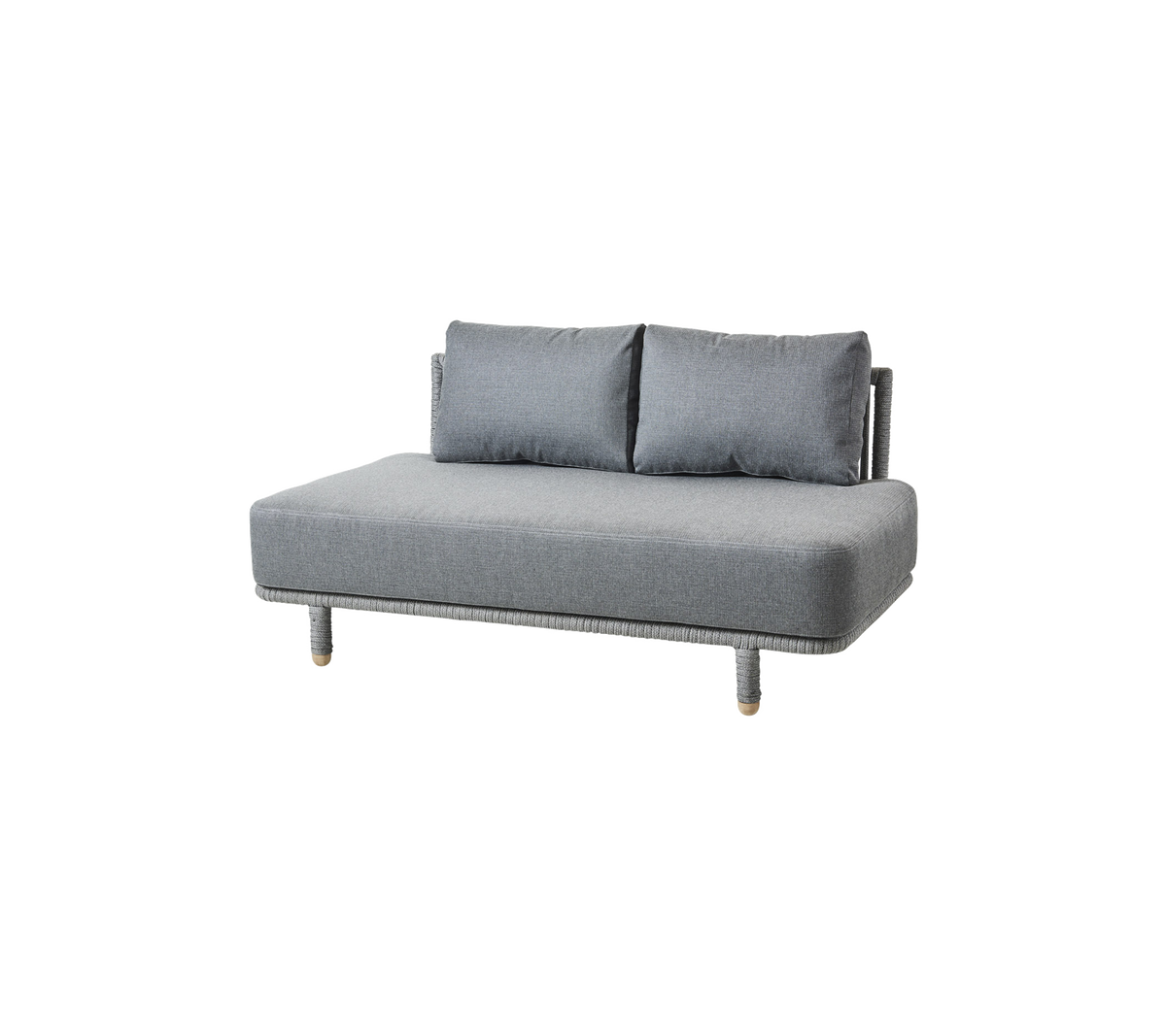 Grå sofa med to puter og trebena, designet for komfort og moderne innredning.