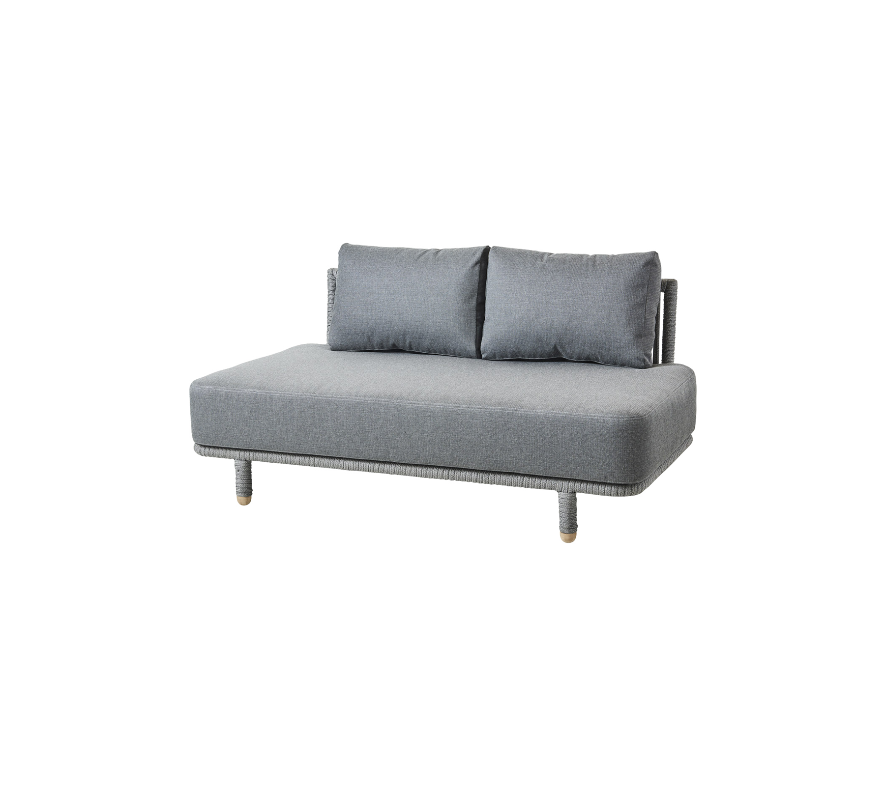 Grå sofa med to puter og trebena, designet for komfort og moderne innredning.
