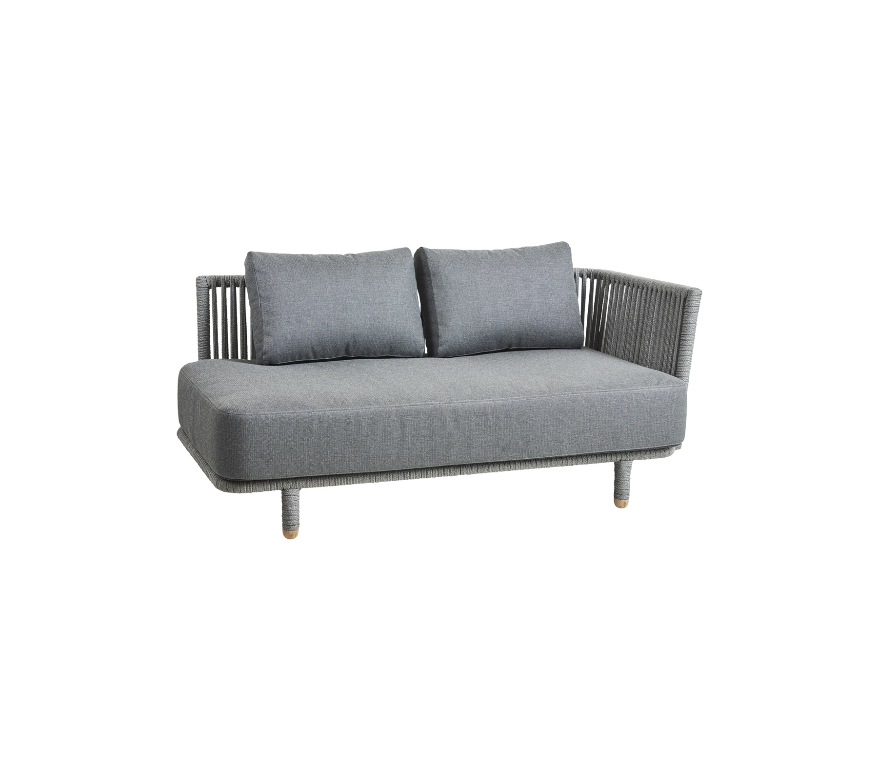 Grå sofa med to puter og vevde sider, ideell for moderne innendørs eller utendørs omgivelser.