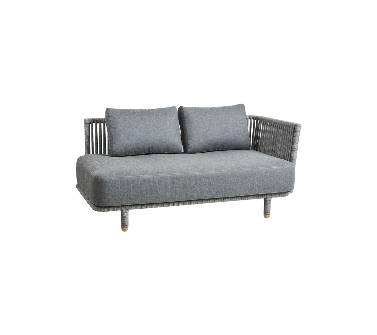 Grå sofa med to puter og vevde sider, ideell for moderne innendørs eller utendørs omgivelser.