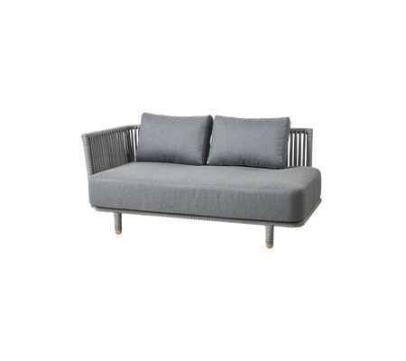 Grå ute-sofa med to puter og en flettet ryggstøtte, designet for komfort og stil. Ideell for terrasser eller hageinnstillinger.