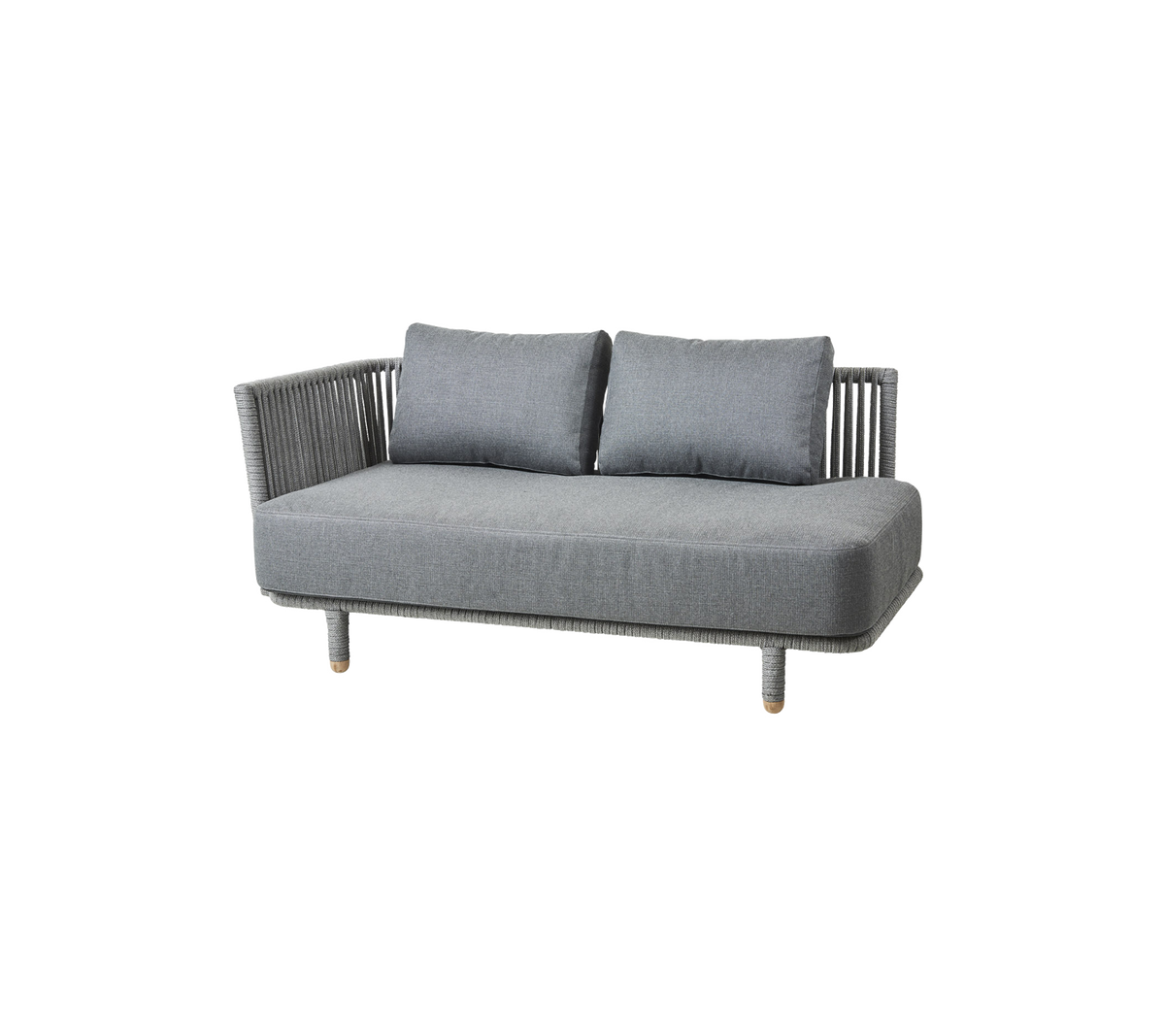 Grå ute-sofa med to puter og en flettet ryggstøtte, designet for komfort og stil. Ideell for terrasser eller hageinnstillinger.