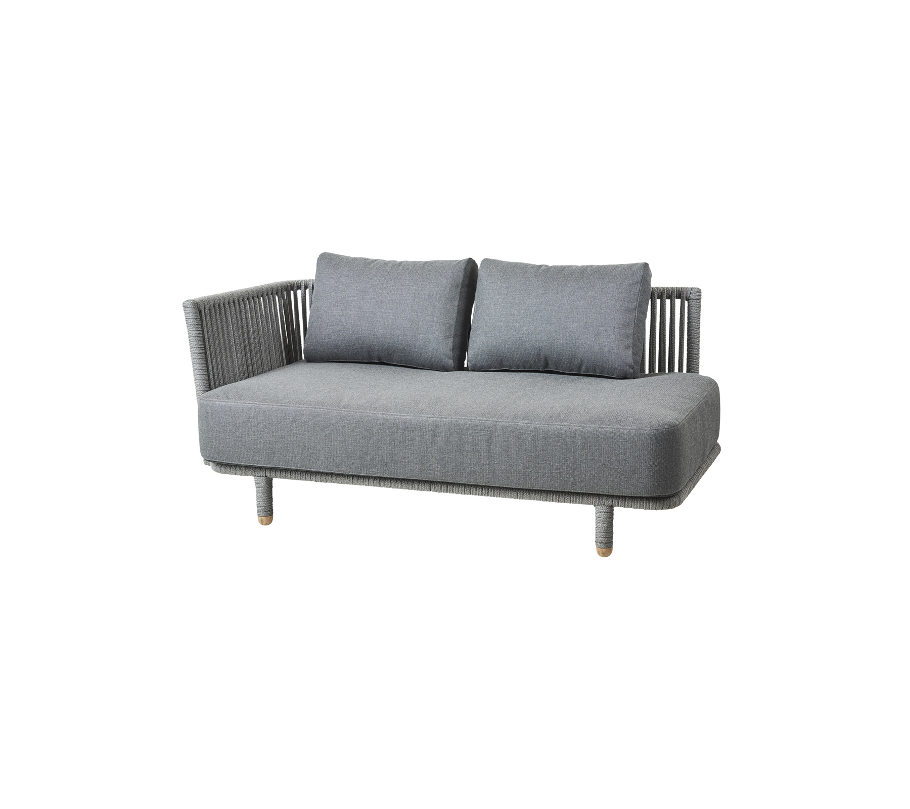 Grå ute-sofa med to puter og en flettet ryggstøtte, designet for komfort og stil. Ideell for terrasser eller hageinnstillinger.