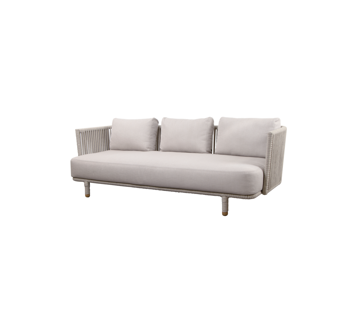 Moderne lys grå sofa med tre puter og trebein, med ribbet design på armene. Ideell for stilige oppholdsrom.