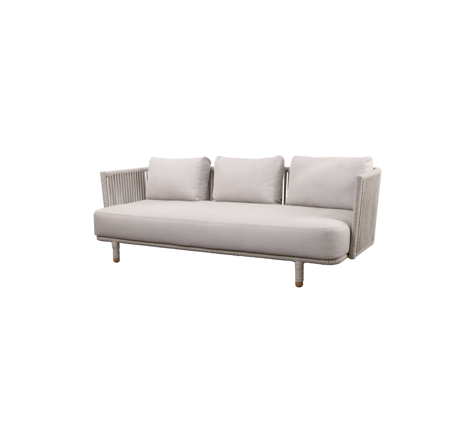 Moderne lys grå sofa med tre puter og trebein, med ribbet design på armene. Ideell for stilige oppholdsrom.