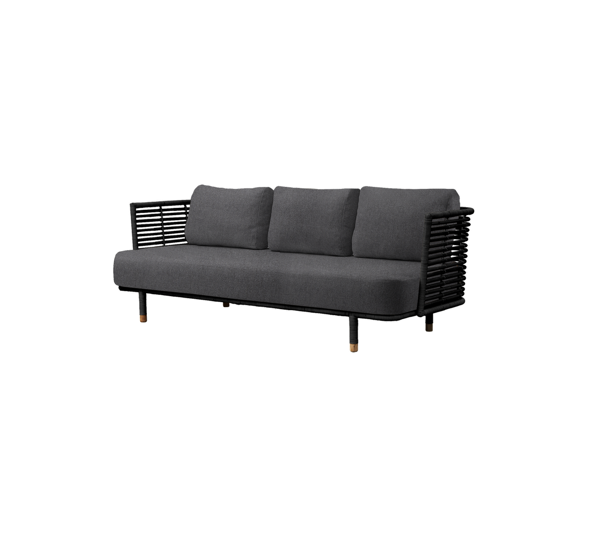Moderne grå sofa med tre myke puter og en slank svart vevd ramme, perfekt for moderne interiør.