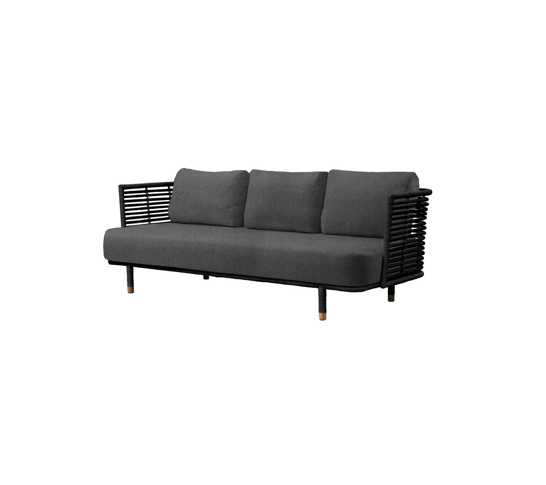 Moderne grå sofa med tre myke puter og en slank svart vevd ramme, perfekt for moderne interiør.
