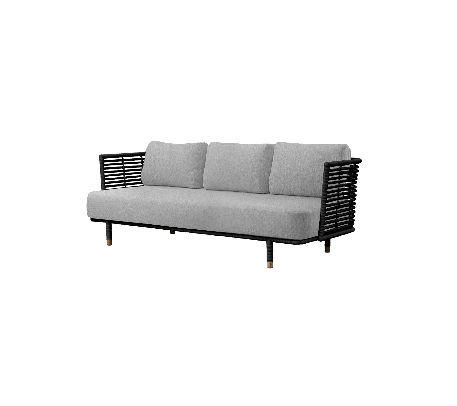 Stilig sofa i grå med tre polstrede seter og svarte vevde sidepaneler, som tilbyr moderne komfort og design.