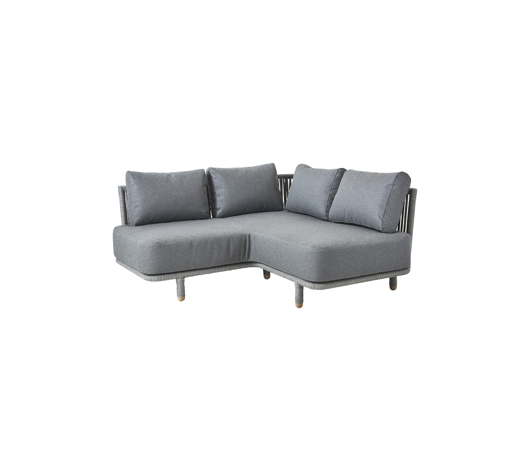 L-formet grå sofa med myke puter, som har et moderne design og ben i tre. Ideell for moderne oppholdsrom.