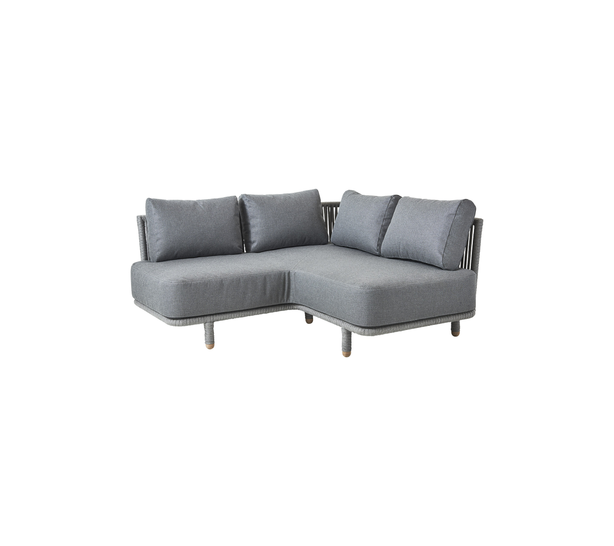 L-formet grå sofa med myke puter, som har et moderne design og ben i tre. Ideell for moderne oppholdsrom.