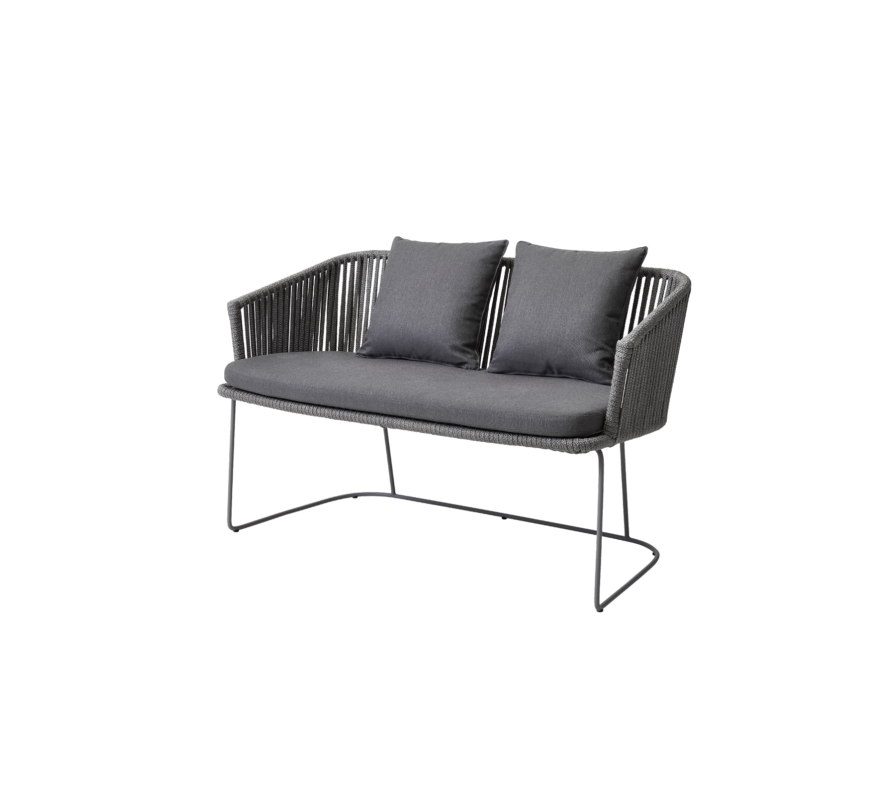 To-seters sofa med et strømlinjeformet design, med et vevd sete og myke puter i en mørk fargeskala.
