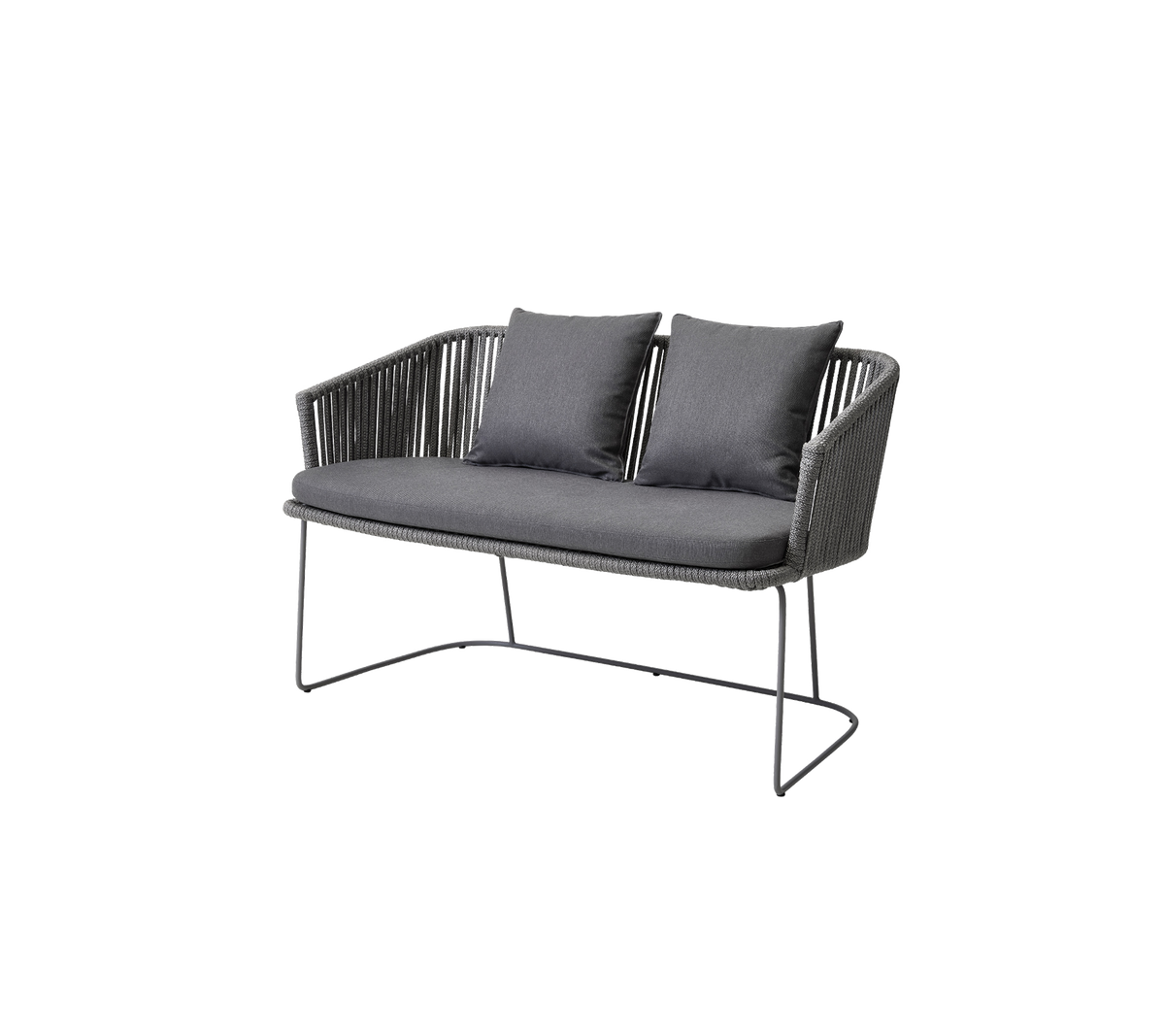 To-seters sofa med et strømlinjeformet design, med et vevd sete og myke puter i en mørk fargeskala.