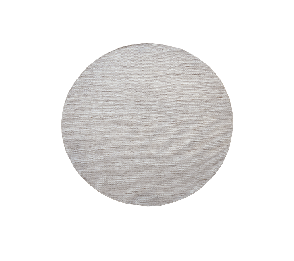 Rund bord i en sand flerfarget finish.