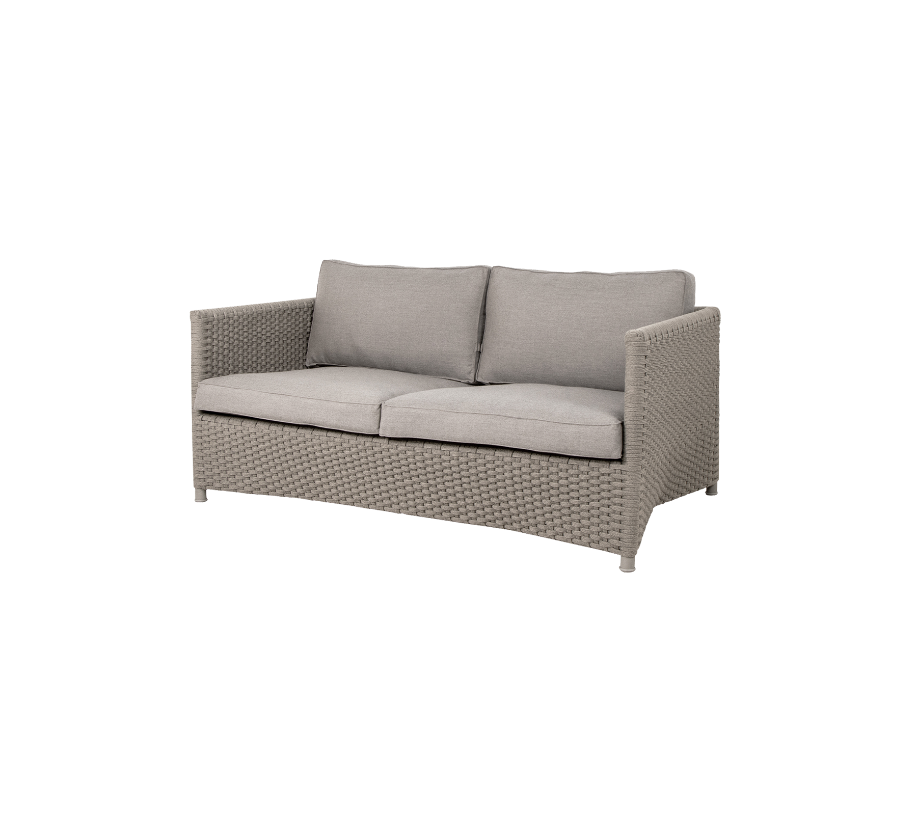 Komfortabel to-seters sofa med flettet ramme og myke puter i en nøytral farge, perfekt for avslapning og stil.