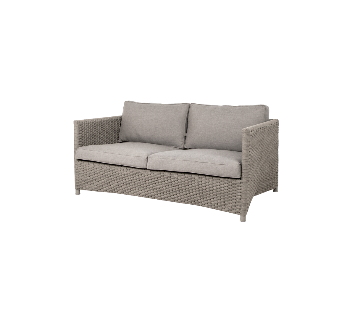 Komfortabel to-seters sofa med flettet ramme og myke puter i en nøytral farge, perfekt for avslapning og stil.