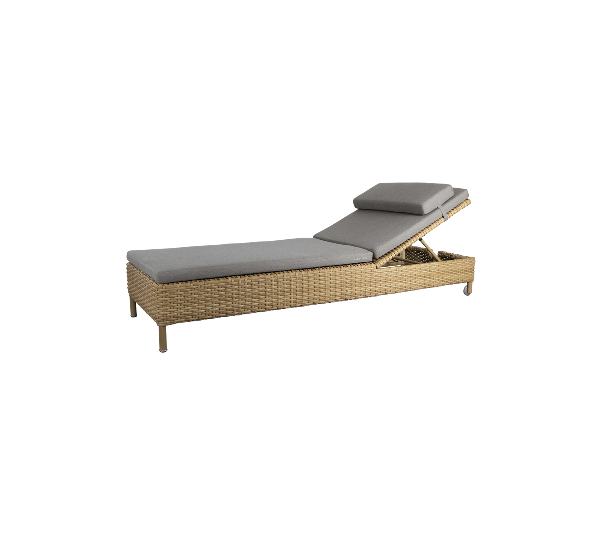 En stilig lenestol med et slankt design, grå pute og flettet ramme, ideell for avslapning.
