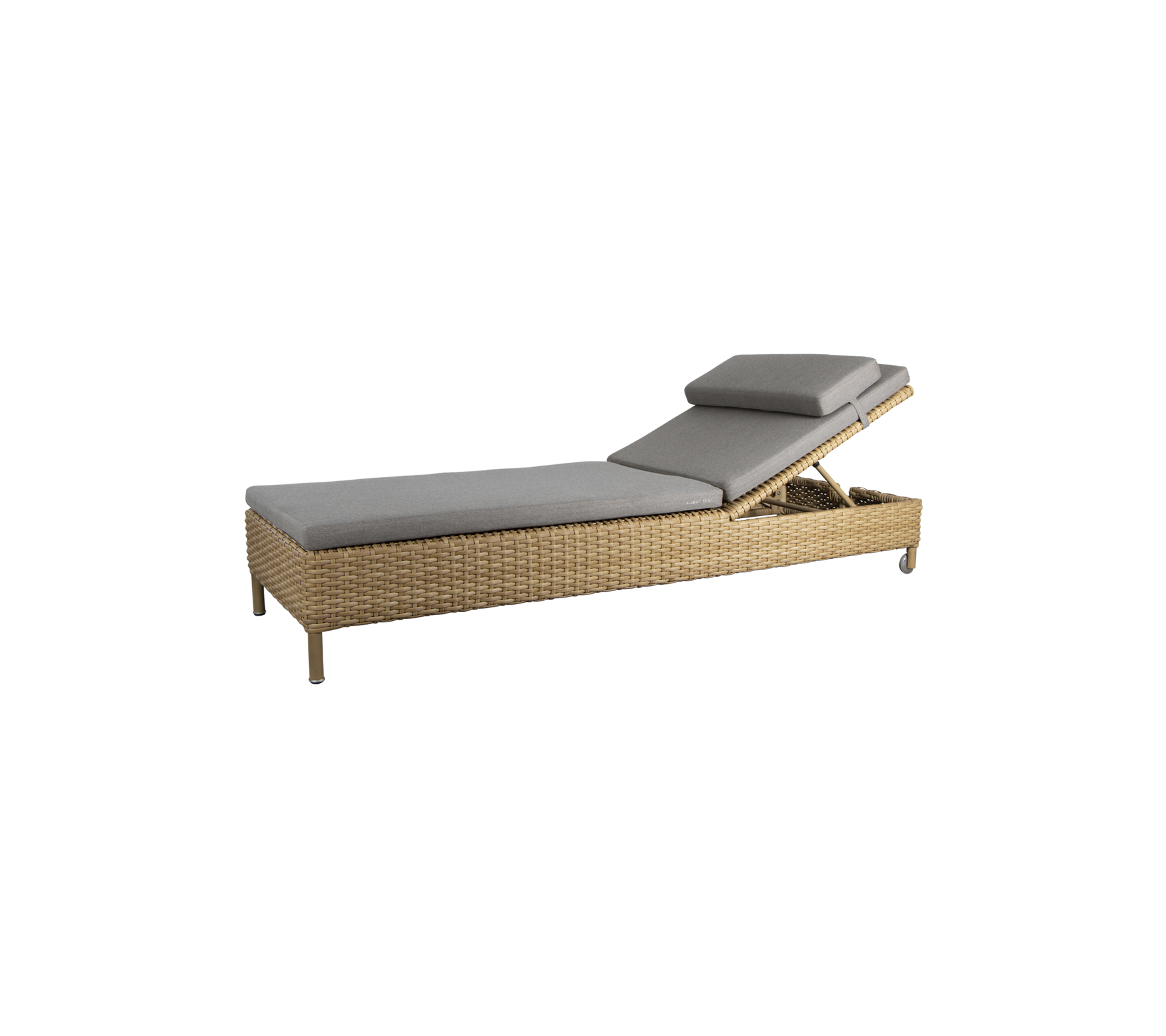 En stilig lenestol med et slankt design, grå pute og flettet ramme, ideell for avslapning.