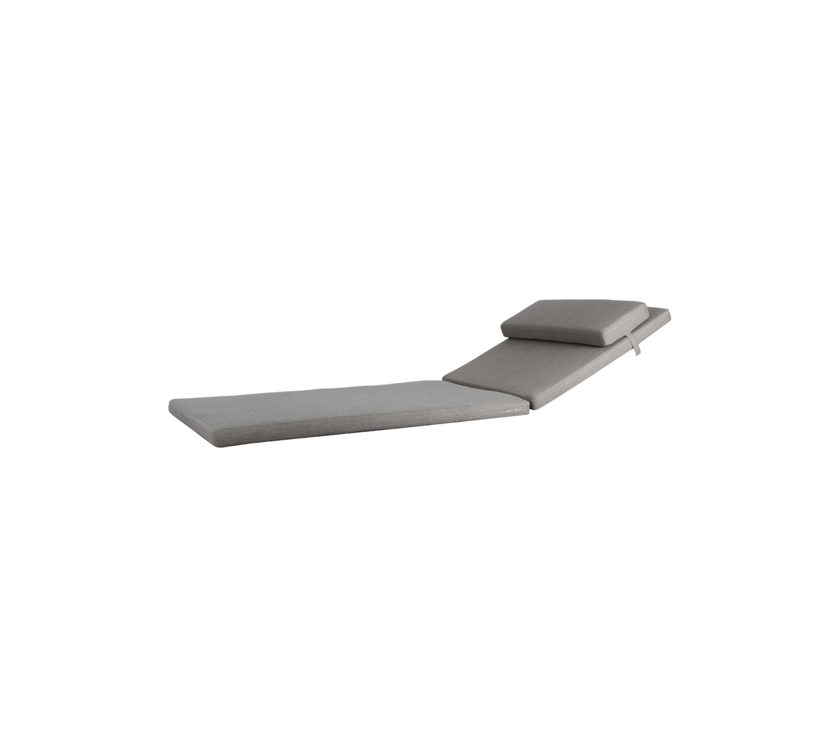 En slank, moderne chaise lounge med minimalistisk design i et mykt grått trekk, med justerbart ryggstøtte for komfort.
