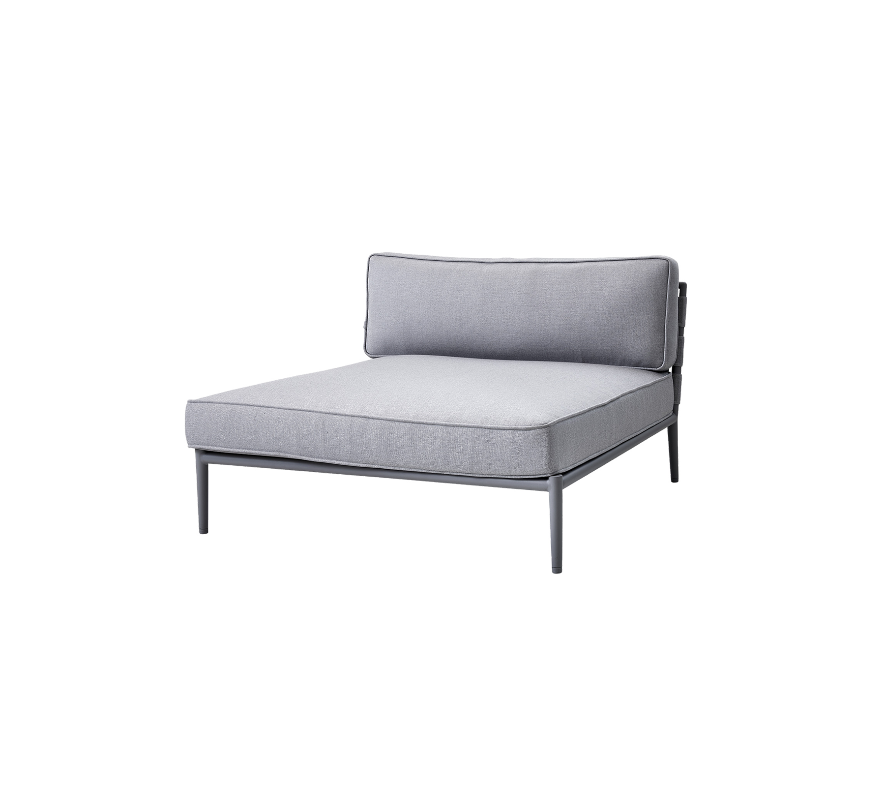Grå polstret lenestol med minimalistisk design og en slank metallramme, med ryggstøtte og romslig sitteområde.
